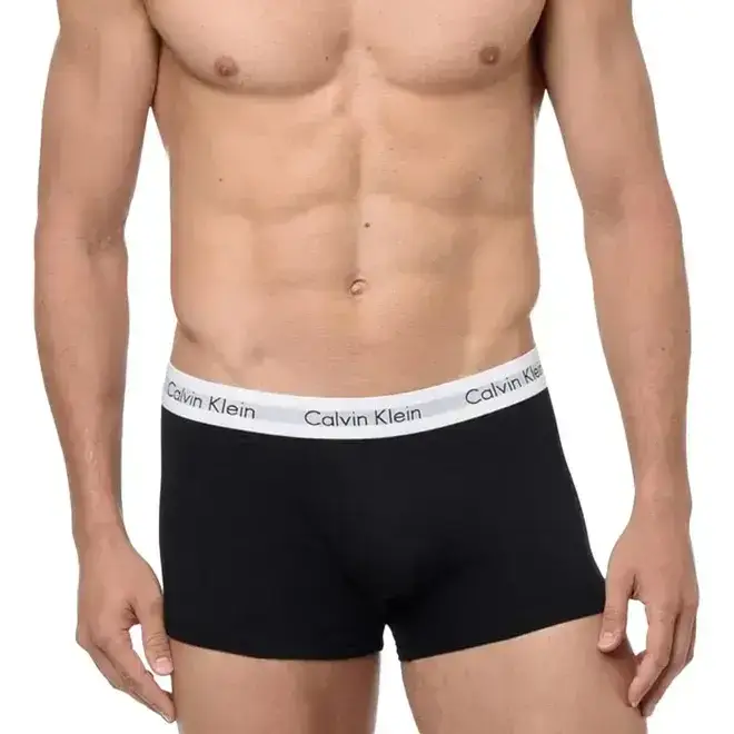 Cueca boxer preta em uso, cós largo