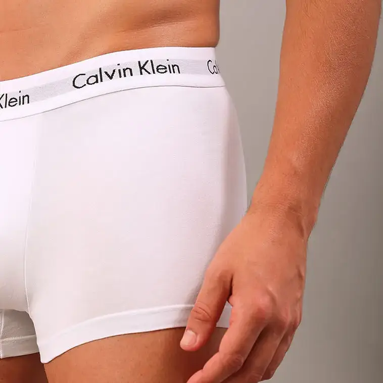 Detalhe do cós e da costura da boxer branca